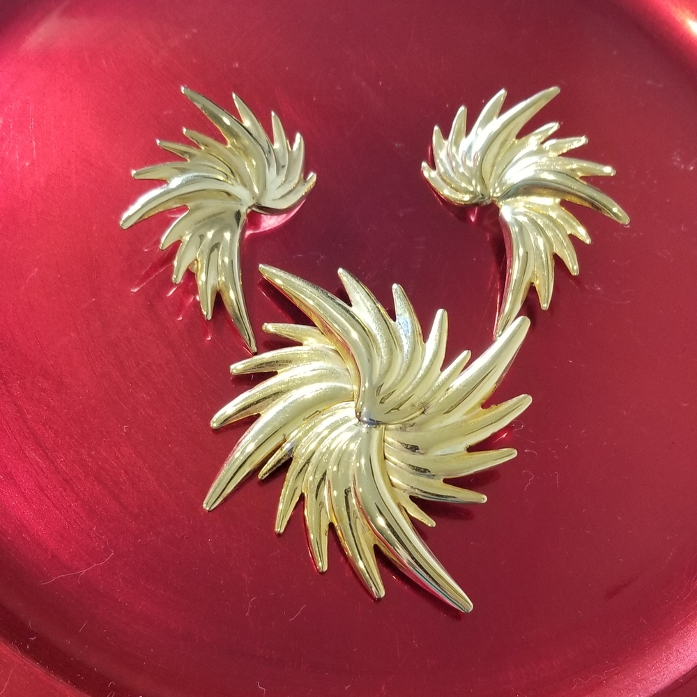 Elegant Vintage Gold Starburst Clip-on Earring & Brooch. Earrings 2", Broach 3"